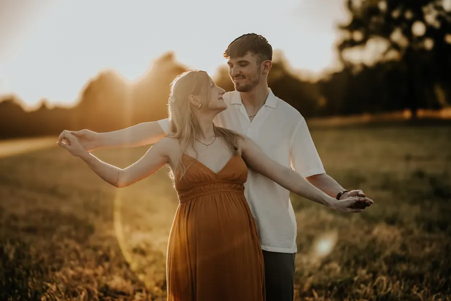 Babybauch-Fotografie, Paar im goldenen Abendlicht
